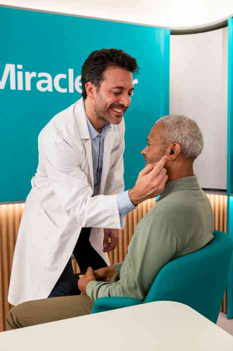 Miracle-Ear audiologist talking to a customer in a Miracle-Ear center