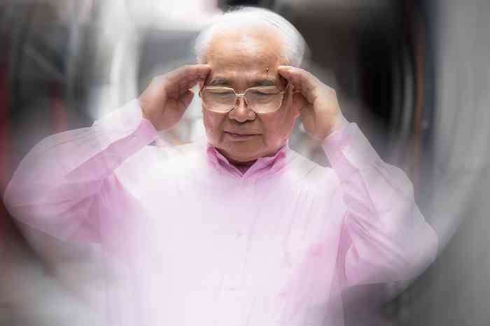 old man experiencing vertigo