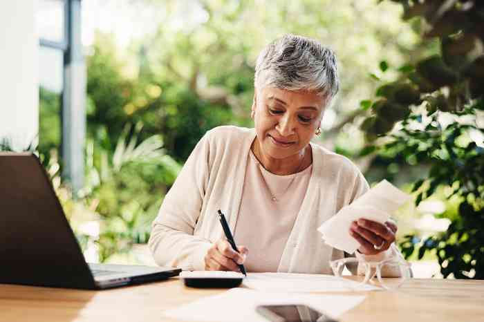 Woman managing ha budget