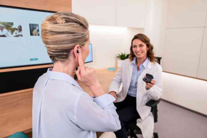 Capsule for cleaning hearing aids