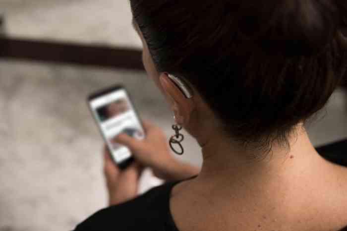 woman with hearing aid using Miracle-Ear app