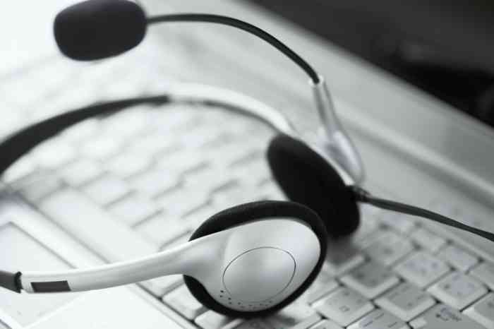 friends talking at coffee shop