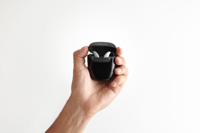 MEENERGY GO hearing aid and charger