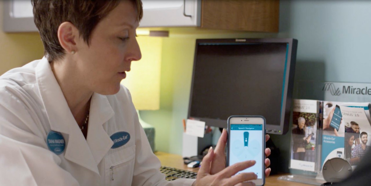 Miracle-Ear audiologist showing Miracle-Ear App
