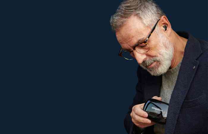 Miracle-Ear HCP and patient in-store