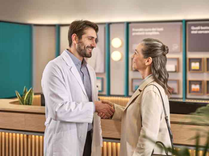 Audiologist with clients